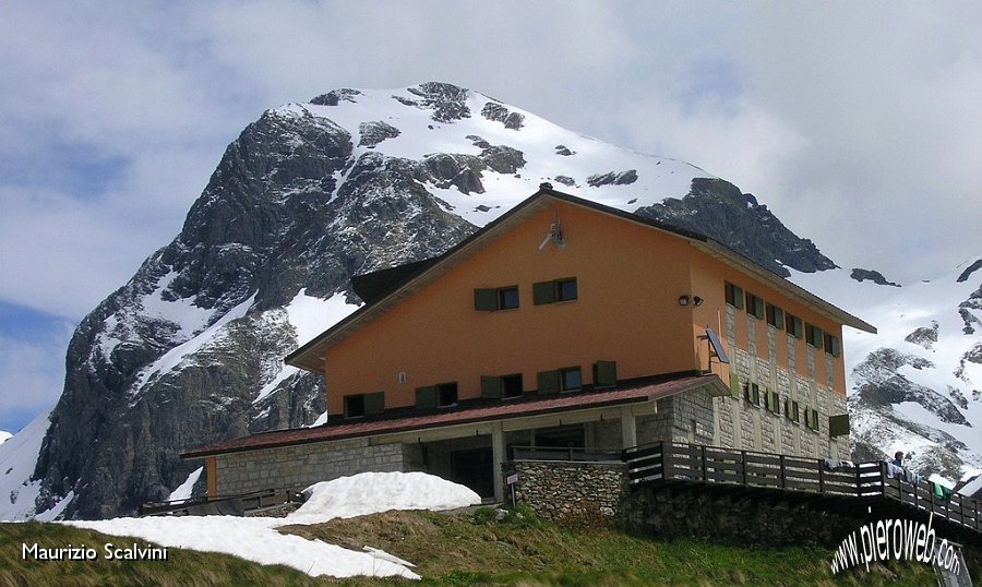 32 Il Rifugio Calvi.JPG